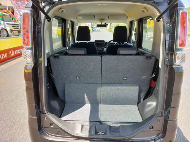 ラゲージスペースは、後部座席を前に倒せば、荷物もいっぱい乗ります♪
