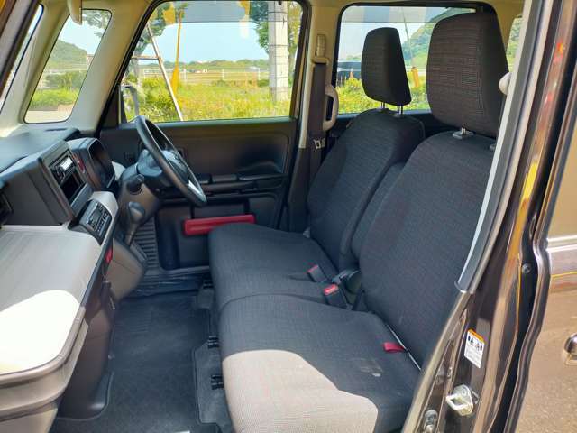 車内クリーニング済みです。納車前にもう一度清掃作業を行い、極力キレイな状態でお渡しできるように心がけています。