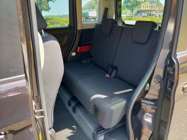 車内クリーニング済みです。納車前にもう一度清掃作業を行い、極力キレイな状態でお渡しできるように心がけています。