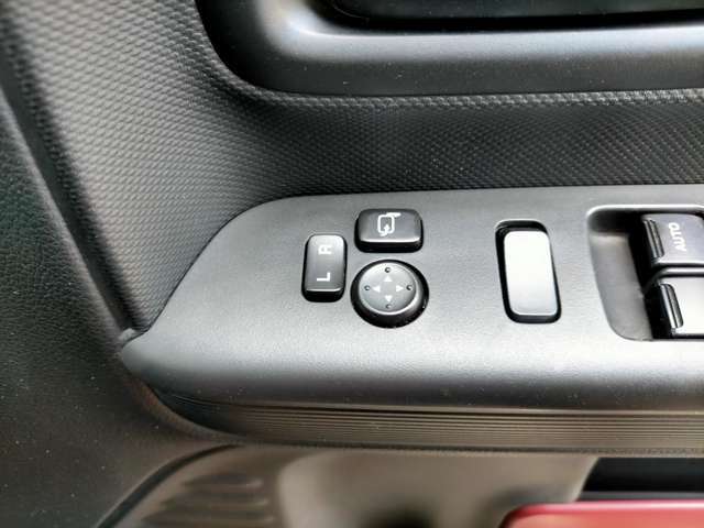 ドアミラーは電動式なので、運転席にいながら調整・格納ができまて便利です♪