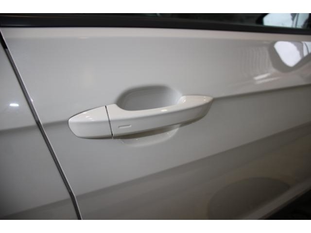 握りやすいドアグリップは、手袋をした状態でも楽にドアを開けられます。また万が一の時に車外からの救出をしやすくします。