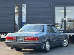 81のバックショットはカッコいいですね！ハードトップも良いですが、セダンもテールやボディのバランスがカッコいいです！お勧めです