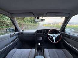 室内はこの通り平成4年の車には思えない程に綺麗です！前オーナー様が大切に乗られてきた証ですね■中古車を購入の際にとても気になる匂いもありません
