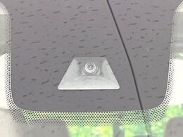 【エマージェンシーブレーキ】走行中に前方の車両等を認識し、衝突しそうな時は警報とブレーキで衝突回避と被害軽減をアシスト。より安全にドライブをお楽しみいただけます。