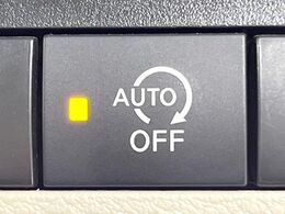 【アイドリングストップ】赤信号や渋滞で停車した際にエンジンを停止し、無駄な燃料の消費を抑えます。燃費向上や環境保護につなげる機能♪エンジンはブレーキを離せば再始動します。