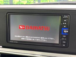 【純正ナビ】人気の純正ナビを装備しております。ナビの使いやすさはもちろん、オーディオ機能も充実！キャンプや旅行はもちろん、通勤や買い物など普段のドライブも楽しくなるはず♪