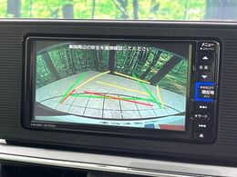 【バックカメラ】駐車時に後方がリアルタイム映像で確認できます。大型商業施設や立体駐車場での駐車時や、夜間のバック時に大活躍！運転スキルに関わらず、今や必須となった装備のひとつです！