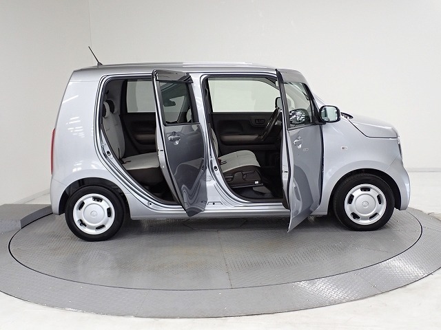 Honda独自のセンタータンクレイアウト、低床設計で床が低くドアも大きく開きますので、女性やお子様、ご年配の方にも一段と乗り降りがしやすくなっています。