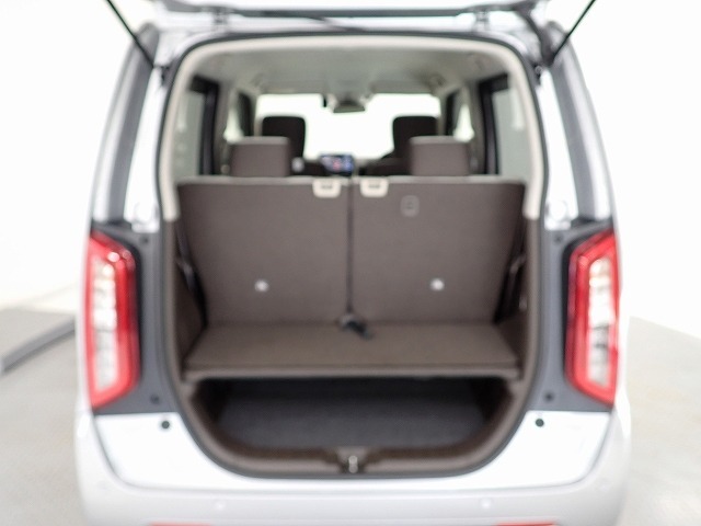 リアシートの後ろにはラゲッジスペースが確保されています。開口部も大きく床も低いので積み降ろしが楽です。