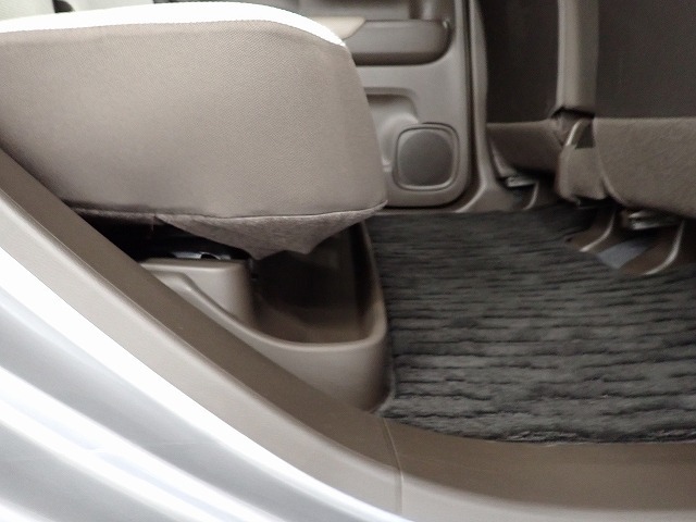 後席の足元には濡れた傘や汚れてしまった靴などを収納できるトレーがあります。