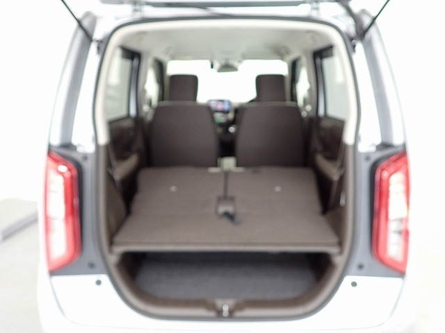 リアシートを使用しない時は、前に倒せば更に広々ラゲッジスペースの出来上がりです、更にたくさんの荷物が積み込み可能です！