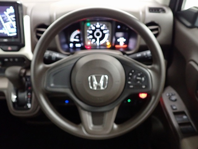 ハンドル左側にはオーディオ操作が出来るオーディオリモートコントロールスイッチ、右側にはHonda SENSINGとオートクルーズコントロールのスイッチを装備！