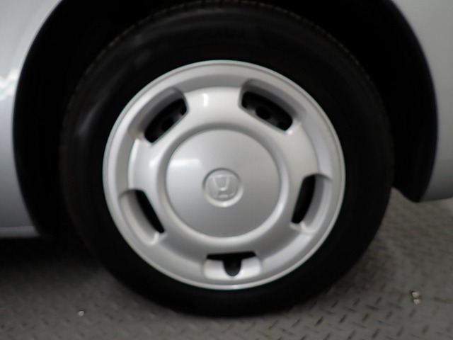 ホイールは車のデザインにマッチした専用タイプです。