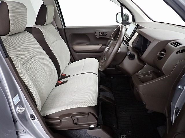 フロントシートはベンチシートで運転席と助手席の移動が楽々です。シートの高さも調整でき真ん中にはアームレストも装備されています！