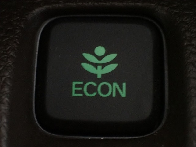 エンジン、エアコンなどを制御し低燃費な『ECONモード』に、また走りを楽しみたいとき、空調など快適性を重視したいときにはスイッチOFFで通常モードに切り替えができます！