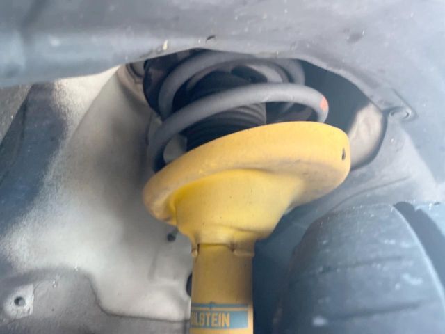 お車を安心してお乗りいただく為には、足回りの定期点検が欠かせません。サービスサポート（有償保証）では無料点検もご提供しており、安心のカーライフをお過ごしいただけるサポート体制が整っています。