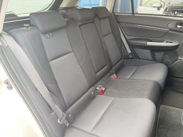 後部座席も気になるようなキズ・汚れやへたり等、大きなダメージはなく、良好な状態です。