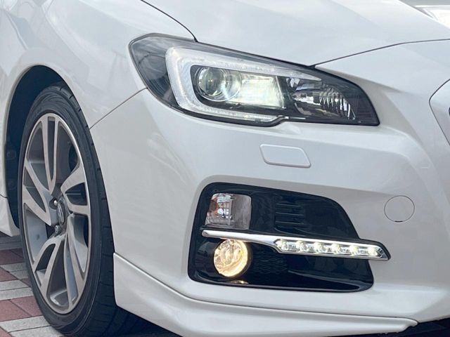 【LEDヘッドライト】悪天候や夜間走行時も良好な視界を確保し安心して運転できる高輝度LEDヘッドライトを装備！点灯速度が早く、消費電力も抑えられています。