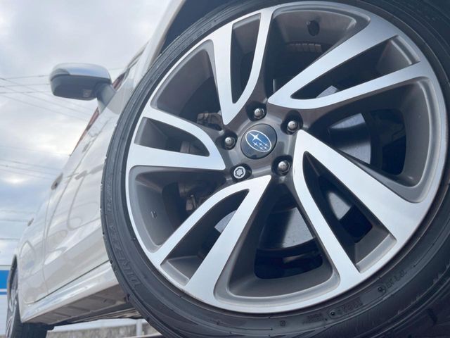 【純正18インチアルミホイール】外観にマッチした純正アルミホイールを装着しております。各種社外アルミホイールや、スタッドレスタイヤも取扱いしております。是非ご相談ください♪