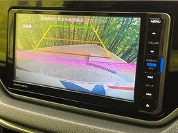 【バックカメラ】駐車時に後方がリアルタイム映像で確認できます。大型商業施設や立体駐車場での駐車時や、夜間のバック時に大活躍！運転スキルに関わらず、今や必須となった装備のひとつです！