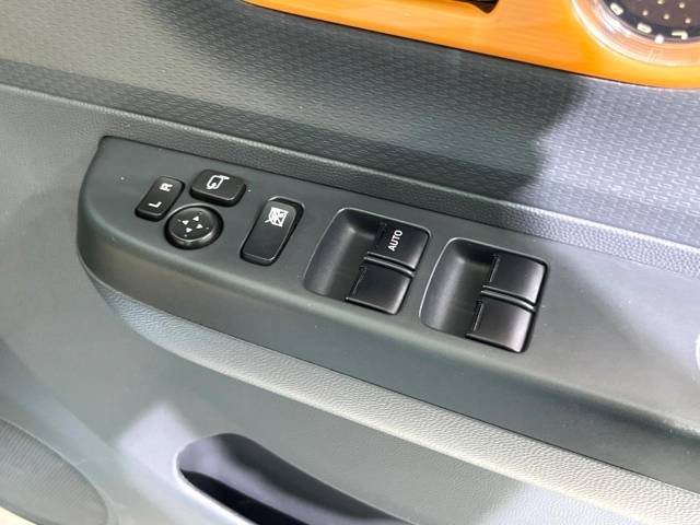 【電動格納ミラー】サイドミラーは電動格納式となっており、狭い駐車場でもキズがつくリスクを抑えられます。
