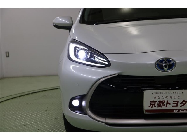 シャープなデザインのヘッドライトは環境に優しく経済的なLEDです。周囲の明るさを感知して点灯・消灯するオートライト搭載。オートハイビームも搭載していますので面倒なヘッドライトの切替えは不要です。