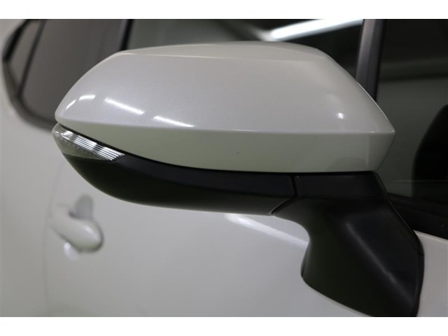 バイカラーでスマートなウインカーミラーです。ウインカーミラーはお洒落なだけでなく、対向車や歩行者からの視認性が良く安全性が向上し、事故防止にもつながります。