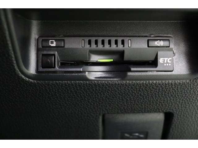 ボイスタイプのETC搭載。高速道路出入口もスマートに通過！　今やマストアイテムですね。納車前には使用できるようにセットアップをさせていただきます。ETCカードの取扱もしておりますのでご相談ください。
