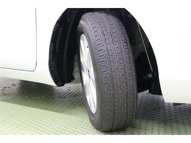 タイヤサイズ　185/65R15。スッキリとしたデザインの純正アルミホイールを装着しています。