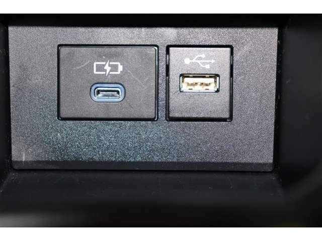 データ転送用と充電用のUSBポートが装備されています。iPhoneやスマートフォンを繋いで音楽を再生したり、充電したり。車内にあると便利なアイテムのひとつですね！