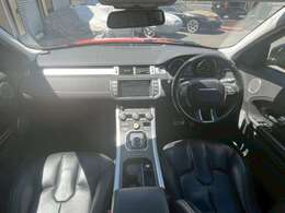 直線基調のデザインでまとめられるインテリア。