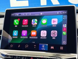 ●Apple　Car　Play：スマホとの有線接続で、ナビ・オーディオ再生などスマホのアプリ機能が画面でも使える便利機能です！