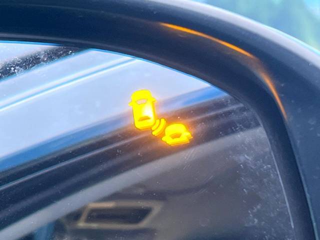 【ブラインドスポットインフォメーション】走行中、ドアミラーの死角になりやすい箇所に後続車が接近するとサイドミラー付近に警告を表示、ドライバーに注意喚起をしてくれます。