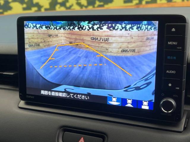 【バックカメラ】駐車時に後方がリアルタイム映像で確認できます。大型商業施設や立体駐車場での駐車時や、夜間のバック時に大活躍！運転スキルに関わらず、今や必須となった装備のひとつです！
