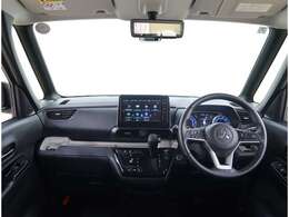 インパネシフトなので運転席から助手席への移動も楽々