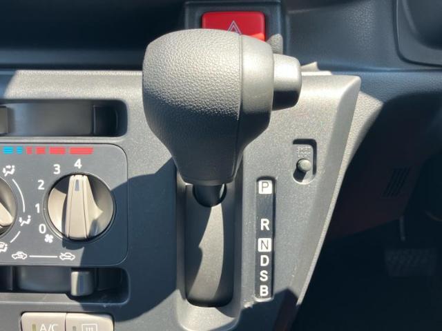 WECARSの展示場では実際に見て、触ってお車をお選びいただけます！知識の豊富な営業スタッフが様々なカーライフをご提案いたします！