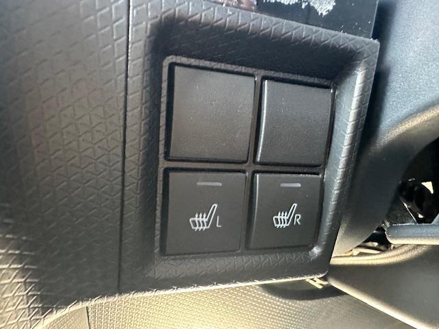 ◆シートヒーター【寒い冬の季節の運転の際に暖かくなるシートは嬉しいですね！女性に是非ともオススメしたい機能です。】