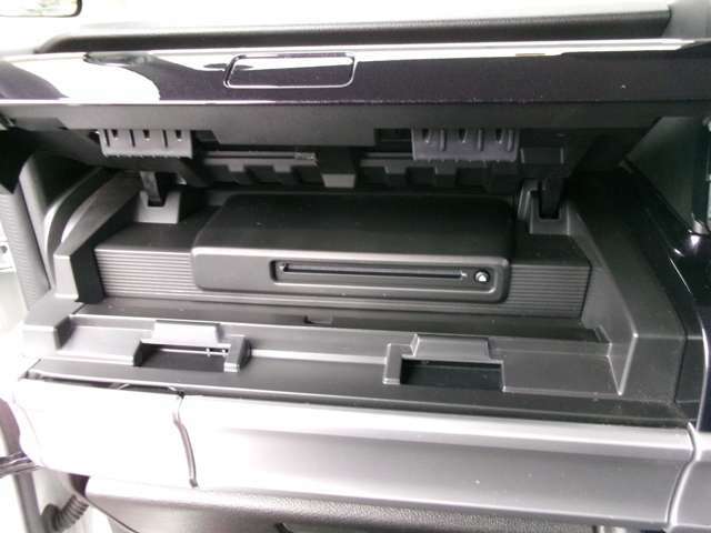 インパネアッパーボックスの中にCDとDVDのディスクを入れる挿入口があります。