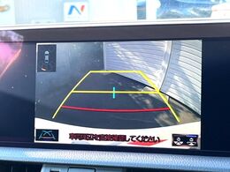 【バックカメラ】駐車時に後方がリアルタイム映像で確認できます。大型商業施設や立体駐車場での駐車時や、夜間のバック時に大活躍！運転スキルに関わらず、今や必須となった装備のひとつです！
