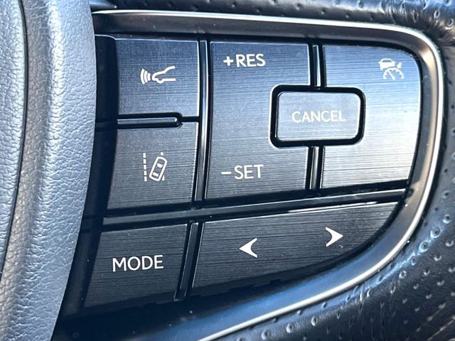 【プリクラッシュセーフティ】前方の車両等を検知し、衝突しそうな時は警報で注意を促し、ブレーキを踏む力をサポート。ブレーキを踏めなかった場合は衝突被害軽減ブレーキが作動、衝突回避をサポートします。