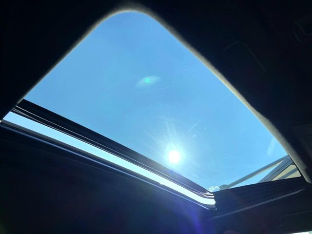 【ムーンルーフ】開放感たっぷりの希少装備、ムーンルーフが装着されています！車内に明かりを取り入れたり景色を楽しむ以外にも、車内の空気も簡単に換気できて快適です！