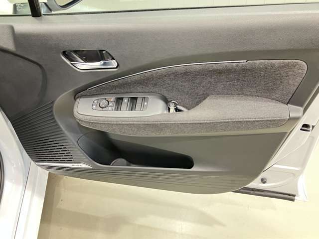 【運転席ドア】収納ポケットが付いているので運転席周りもスッキリ保てます★