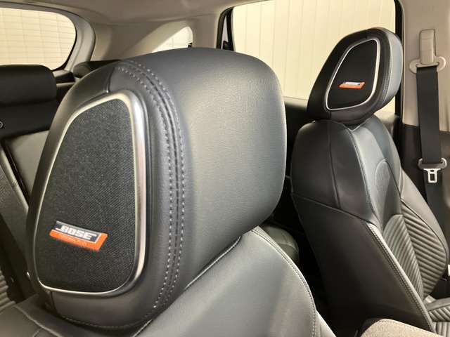 【BOSEヘッドレストスピーカー】上質なくつろぎを楽しめる、国内初ヘッドレストにBOSEスピーカーを搭載したプレミアムオーディオ。