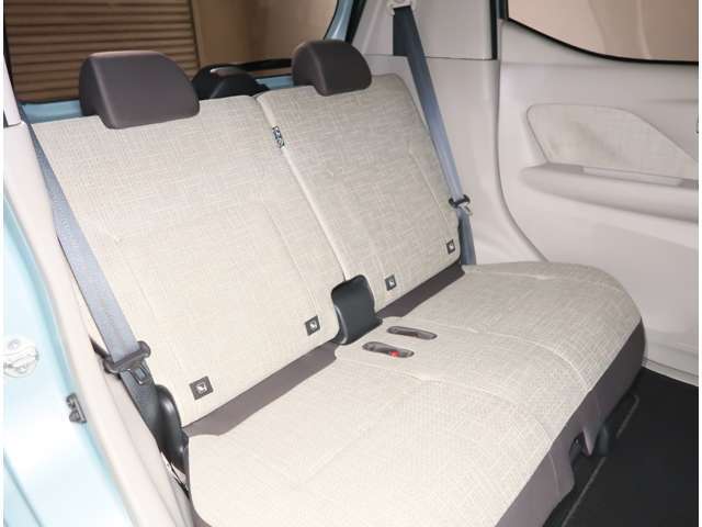 後ろのシートも足元広々で大人もゆったり座ることができます。
