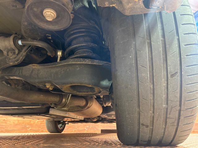 お車を安心してお乗りいただく為には、足回りの定期点検が欠かせません。サービスサポート（有償保証）では無料点検もご提供しており、安心のカーライフをお過ごしいただけるサポート体制が整っています。