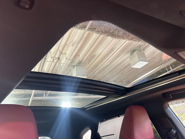 【サンルーフ】開放感たっぷりの希少装備、サンルーフが装着されています！車内に明かりを取り入れたり景色を楽しむ以外にも、車内の空気も簡単に換気できて快適です！