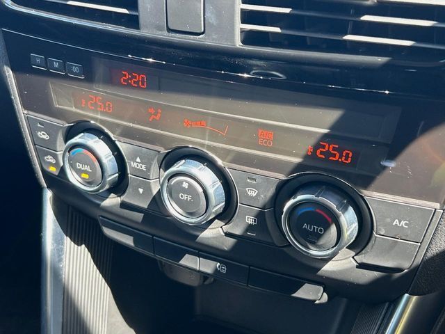 【オートエアコン】一度お好みの温度に設定すれば、車内の温度を検知し風量や温度を自動で調整。暑い…寒い…と何度もスイッチ操作をする必要はありません。快適な車内空間には必須の機能ですね♪