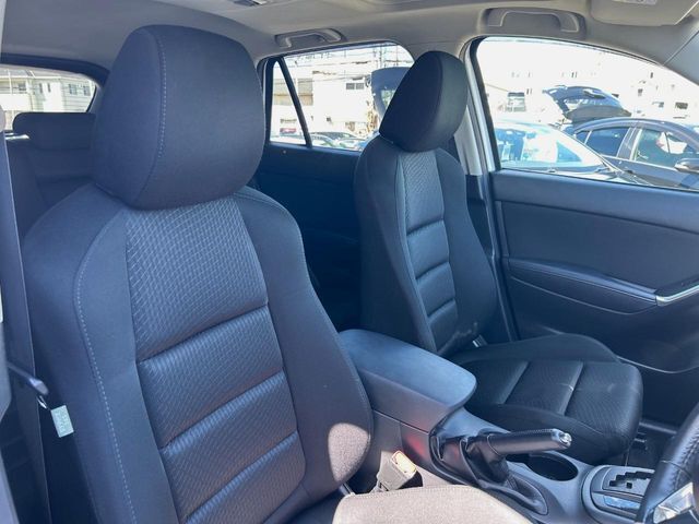 運転席まわりには十分なスペースがあり、大柄な方でもゆったり運転していただける環境です。