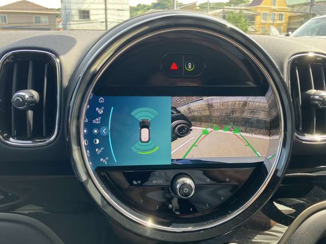 バックカメラの映像は鮮明です。障害物センサーは音と画面上のグラフィックで確認できます。