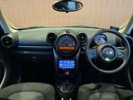 LIBERALAでは多種多様の車種をご用意させていただいております。お客様がご納得いくまで、そのお車の持つ特性を五感すべてで感じ取っていただける場をご提供します。